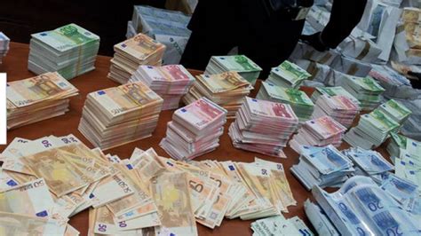 foto soldi dentro macchina con rolex
